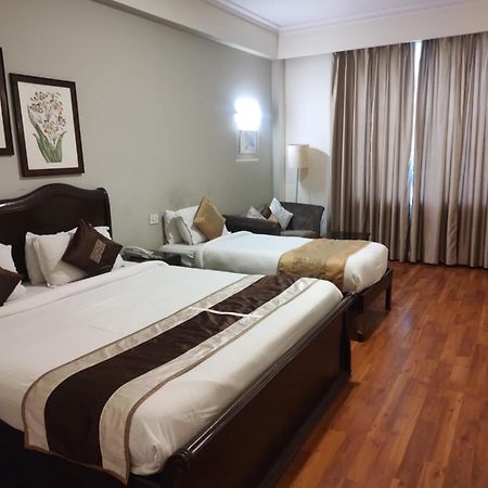 Luxera Hotels & Resorts New Delhi Exteriör bild