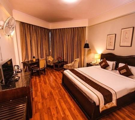 Luxera Hotels & Resorts New Delhi Exteriör bild