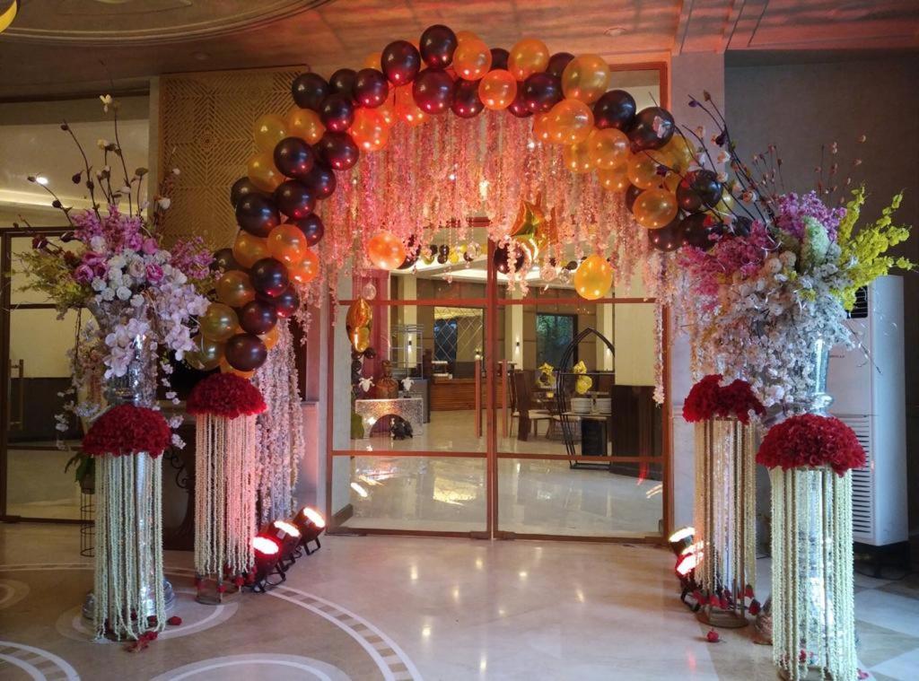 Luxera Hotels & Resorts New Delhi Exteriör bild
