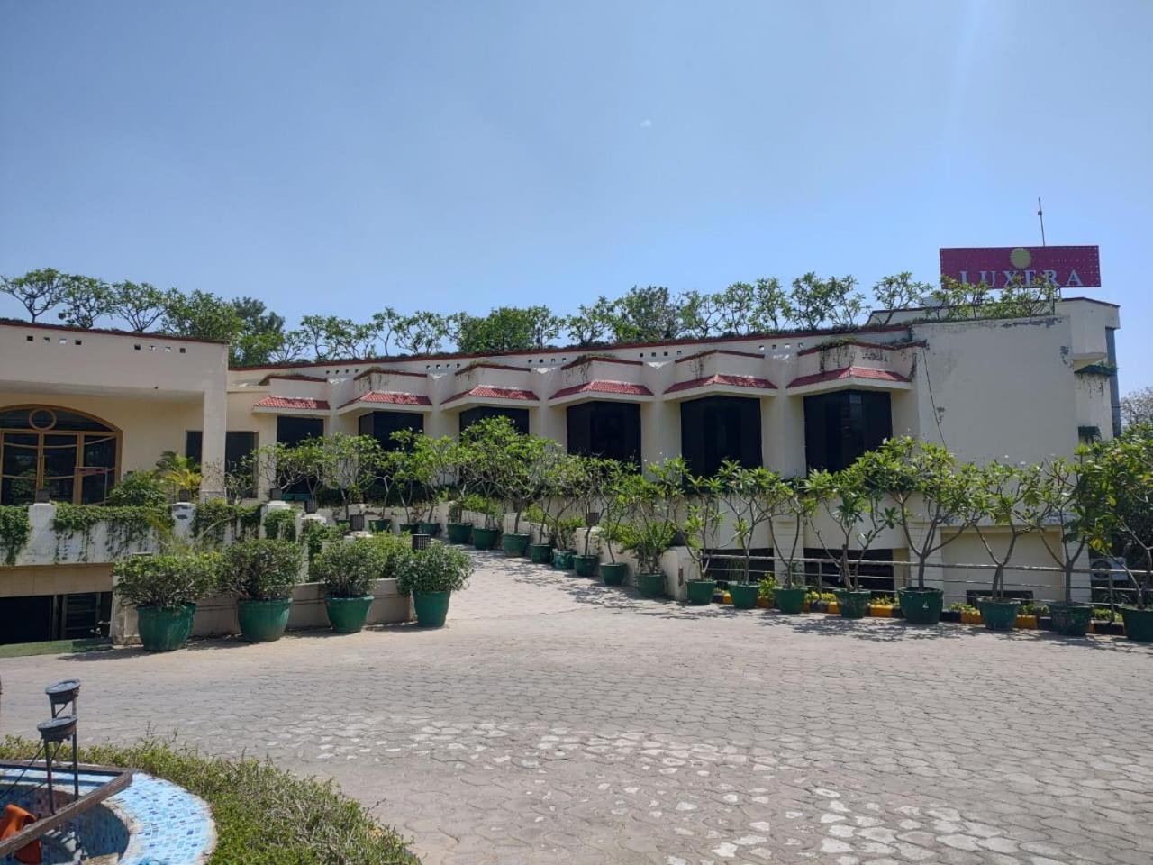 Luxera Hotels & Resorts New Delhi Exteriör bild