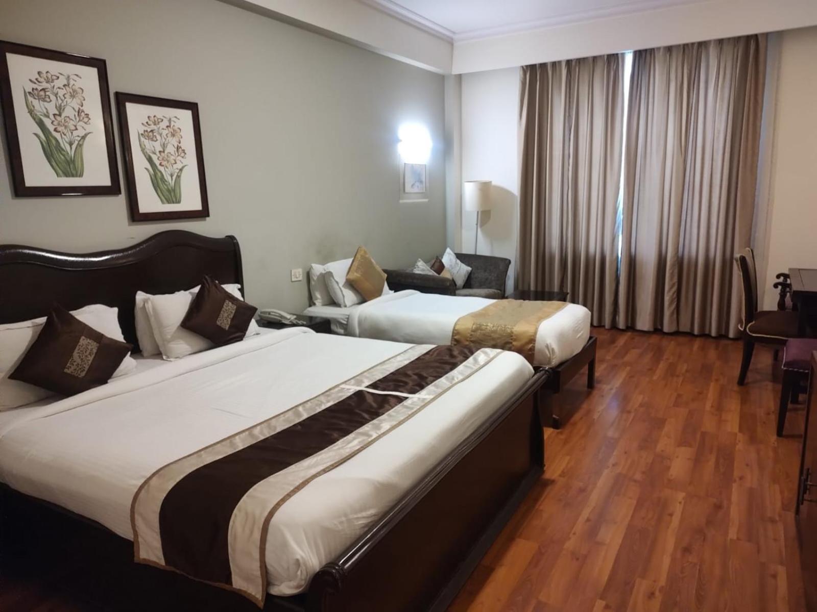 Luxera Hotels & Resorts New Delhi Exteriör bild