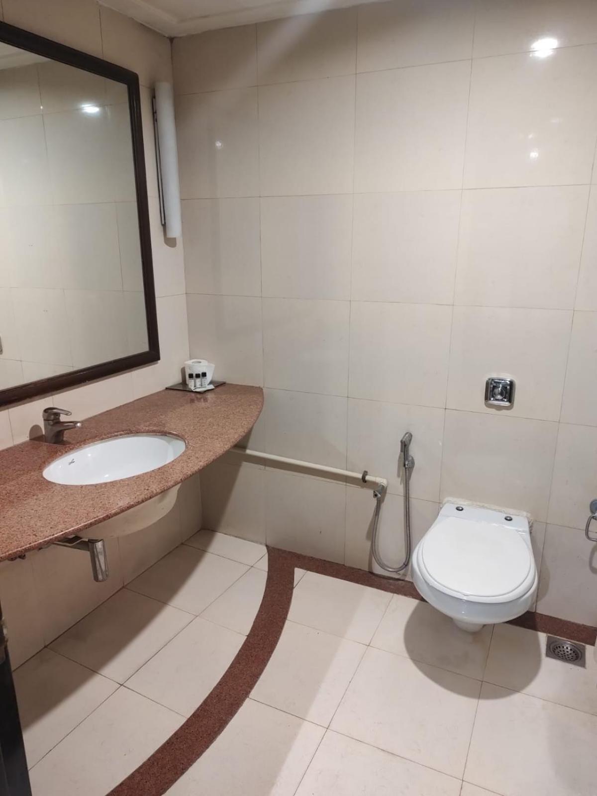 Luxera Hotels & Resorts New Delhi Exteriör bild