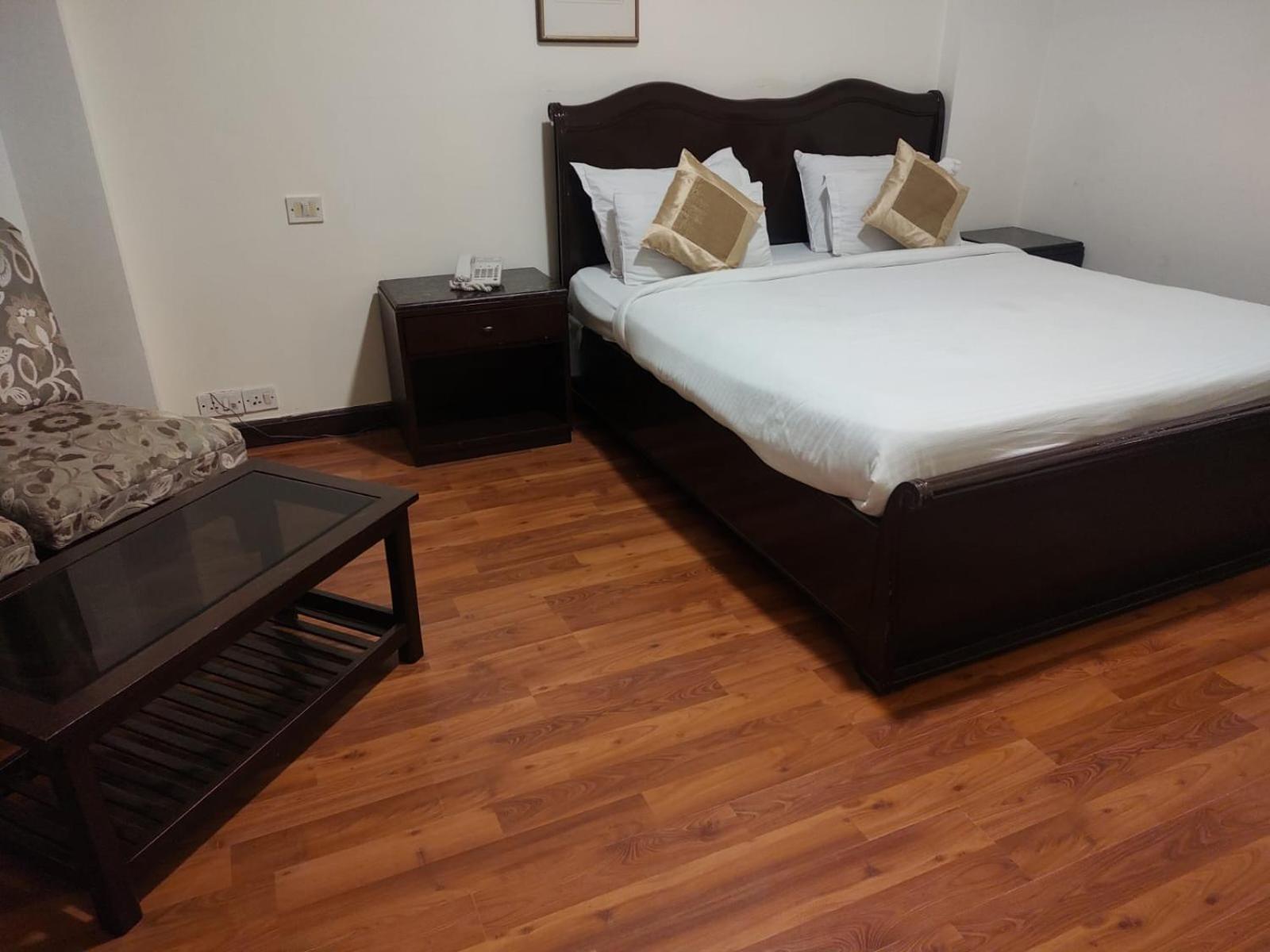 Luxera Hotels & Resorts New Delhi Exteriör bild