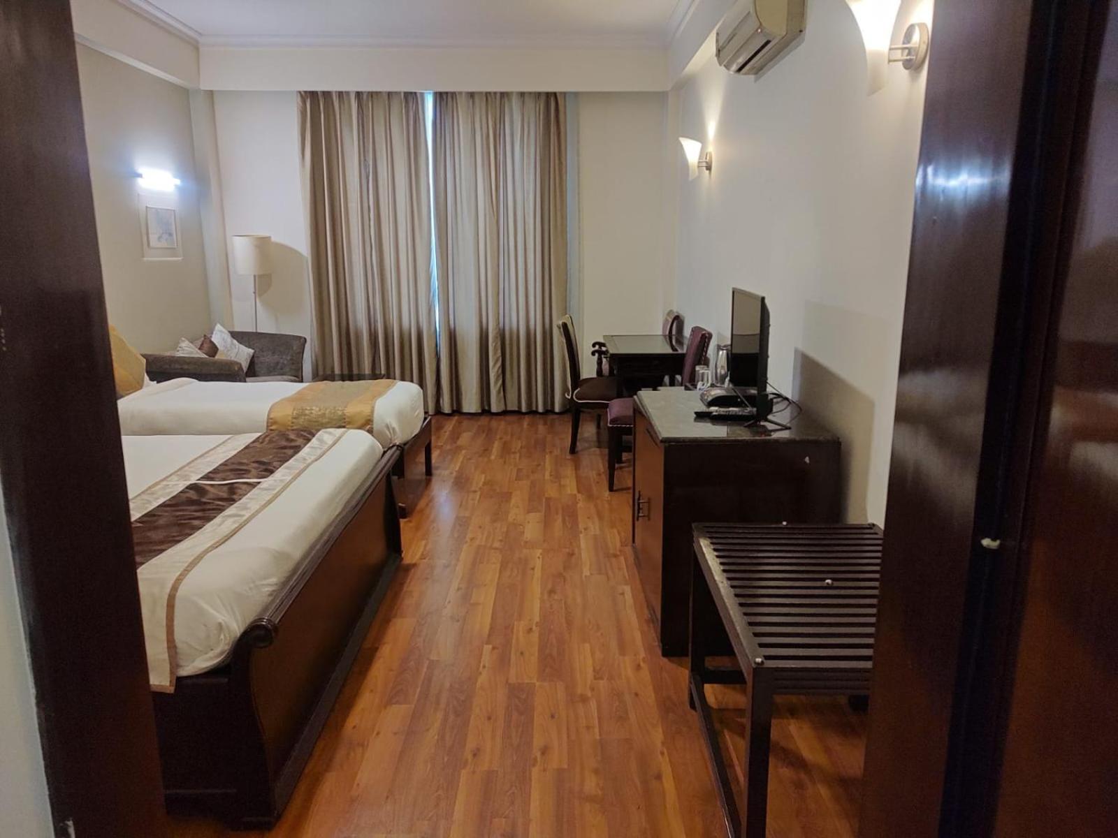 Luxera Hotels & Resorts New Delhi Exteriör bild