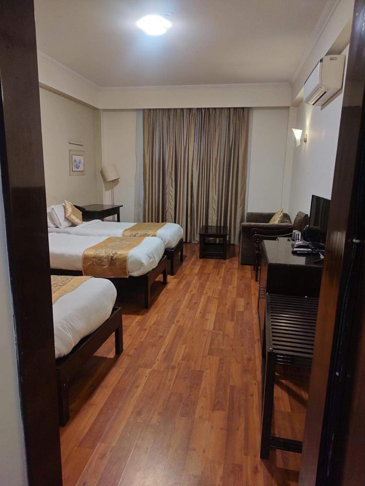 Luxera Hotels & Resorts New Delhi Exteriör bild