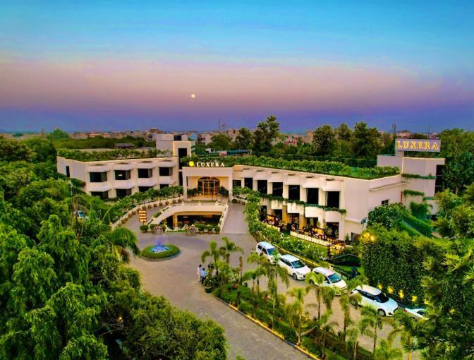 Luxera Hotels & Resorts New Delhi Exteriör bild
